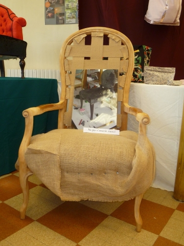 Adrom, formation tapisserie, exposition Morainvilliers, fauteuil Voltaire en cours de réalisation
