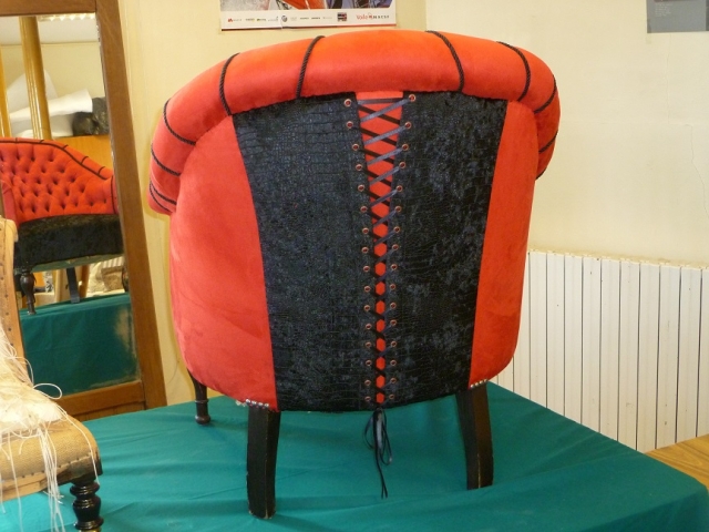 Adrom, formation tapisserie, exposition Morainvilliers, fauteuil crapaud de dos