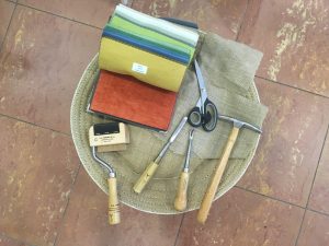 Adrom, formation tapisserie, outils tapissier