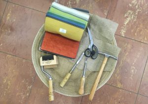 Adrom, formation tapisserie, outils tapissier